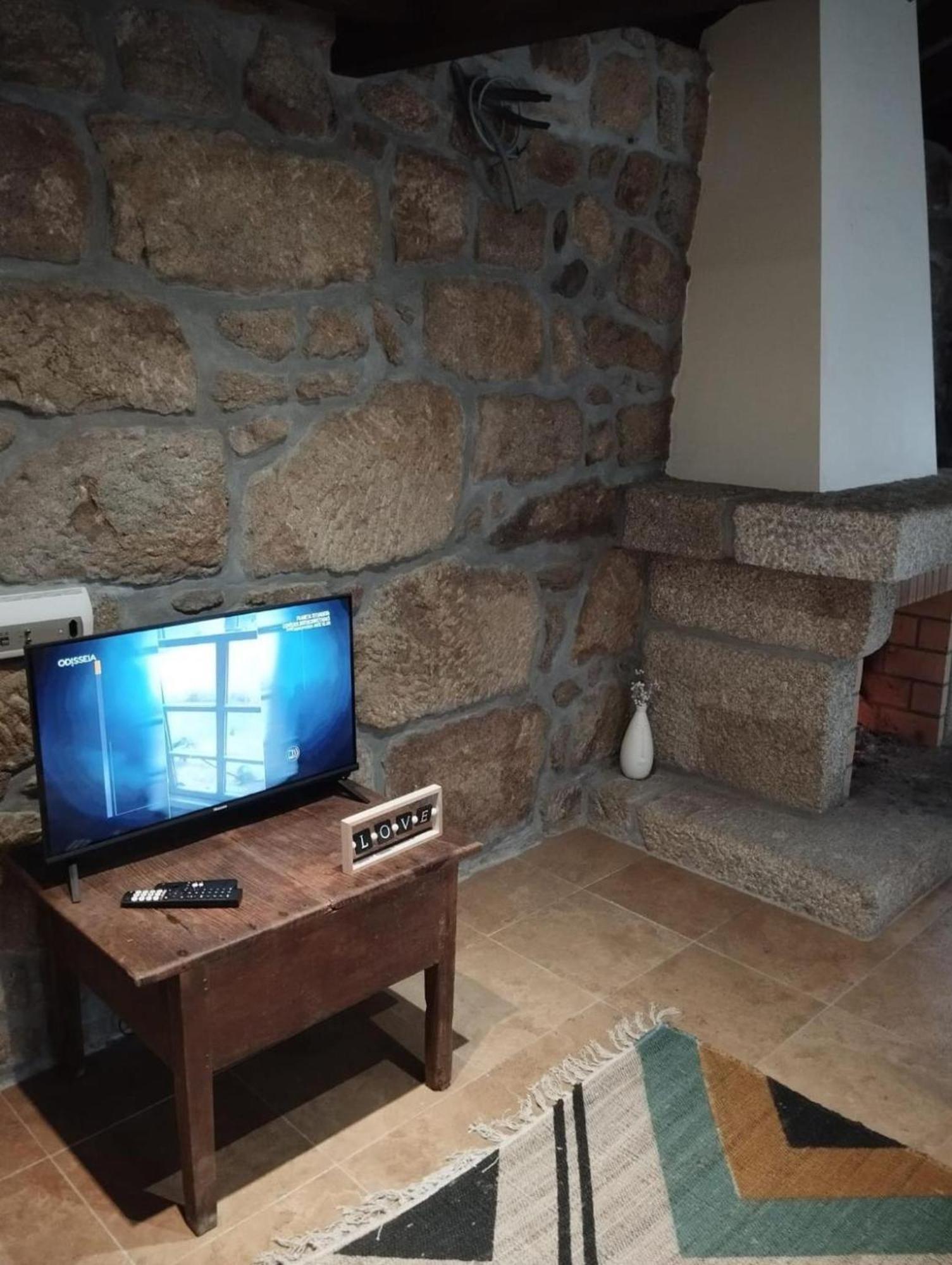 Casa Dos Livros - Guest House Vila Nova de Tazem エクステリア 写真