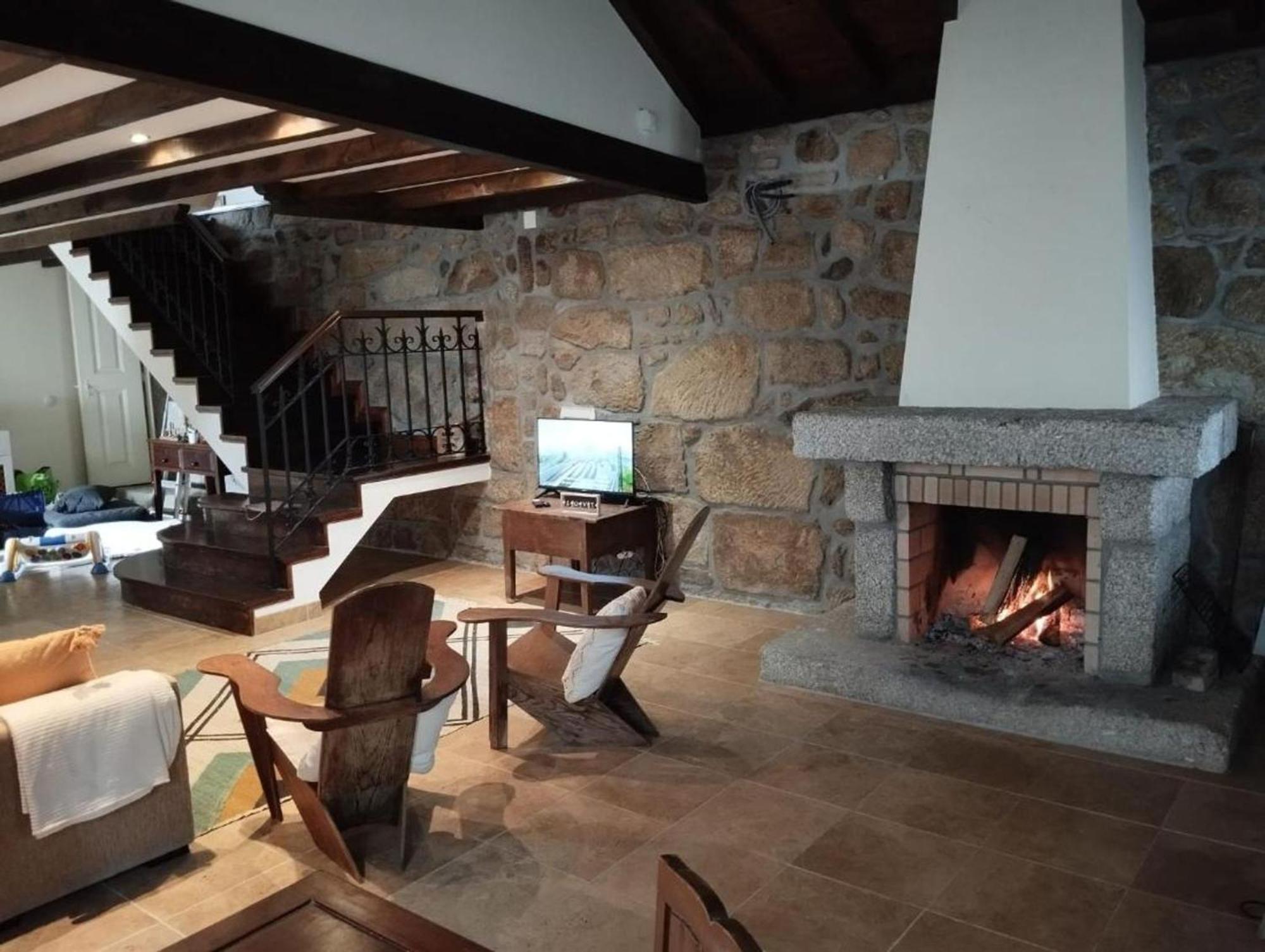 Casa Dos Livros - Guest House Vila Nova de Tazem エクステリア 写真